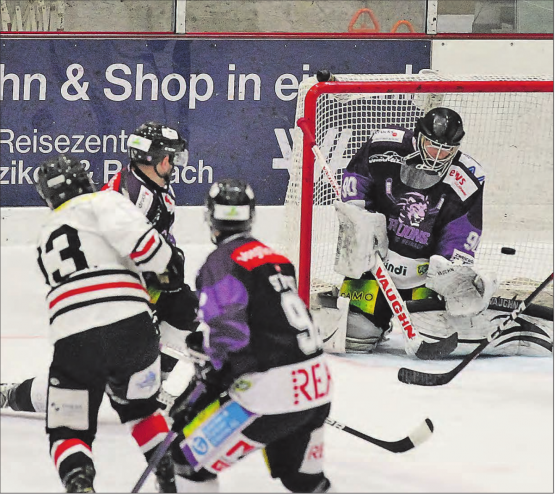 HCFG-Stürmer Michel Simmen (links, Nr. 13) lässt Reinach-Torhüter Tobias Haudenschild keine Chance und erzielt das 1:5. (Bild: Otto Lüscher)