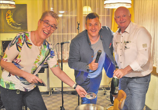 CD-Taufe im Reinacher Restaurant Central: Wirtin Brigitte Frey, Sänger und Entertainer Marc Pircher und Taufpate Heinz Marty. (Bild: hg.)