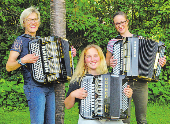 Die drei Akkordeonistinnen überzeugten: (v.l.n.r.) Brigitte Erismann,Gontenschwil, Prädikat hervorragend 2. Platz; Fabienne Furrer, Pfeffikon, Prädikat ausgezeichnet; Isabel Erismann, Gontenschwil, Prädikat hervorragend, 1. Platz. (Bild: zVg.)