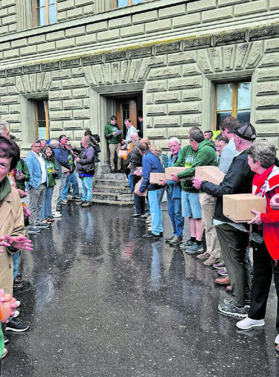 Erfolgreiche Einreichung der beiden Initiativen Waldschutzinitiative und Gemeindeschutzinitiative am 25. Juli 2025 in Bern.