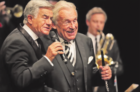 Entertainer der alten Schule: Pino Gasparini (l.) und Pepe Lienhard verzückten das Publikum im Saalbau Reinach (Bilder: rc.)