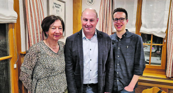 Eine geht, einer kommt: Präsident Thomas Wyss dankte Marianne Berger für ihre Verdienste und begrüsste Damian Troxler als Neumitglied. (Bild: zVg.)