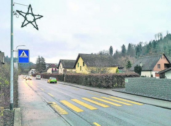 Durch den Bau eines durchgehenden Trottoirs wird nach Ansicht des BVU der Fussgängerstreifen obsolet. Das sehen die Anwohner anders. Sie wollen «ihren» Zebrastreifen erhalten. (Bild: zVg.)