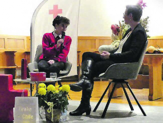 Interessante Einblicke: Gast der Firobe Chile in der Gontenschwiler Kirche war Regula Kiechle vom Aargauischen Roten Kreuz, welche sich den Fragen von Sozialdiakonin Rahel Fritschi stellte. (Bild: zVg.)