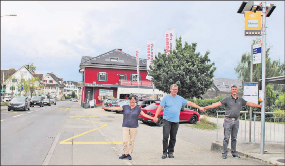 Gemeinsam präsentierten die Gemeinderäte Monika Heinle, Raimund Wenger und Präsident Christian Budmiger, wie man Taxito bildlich darstellen könnte. (Bild: grh)