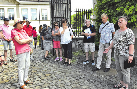 Sie kann sich erneut über eine gute Beteiligung freuen: Anja Gestmann (re.) beim vierten Teil der ersten Quartierbegehung in Schöftland. (Bilder: st.)