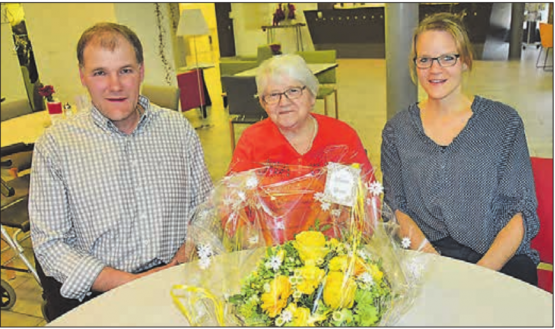 Beging ihren 90. Geburtstag im Suhrental Alterszentrum in Schöftland: Anneliese Michel aus Reitnau, mit Gemeinderat Peter Hochuli (l.) und Frau Gemeindeammann Katrin Burgherr-Burgherr (r.). (Bild: aw.)