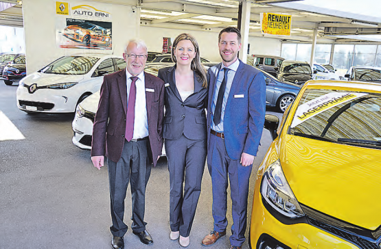Renault-Expo in Oberkulm: (v.li) Kurt Erni, Violetta und Claude Erni inmitten neuer Modelle. (Bild: Te.)
