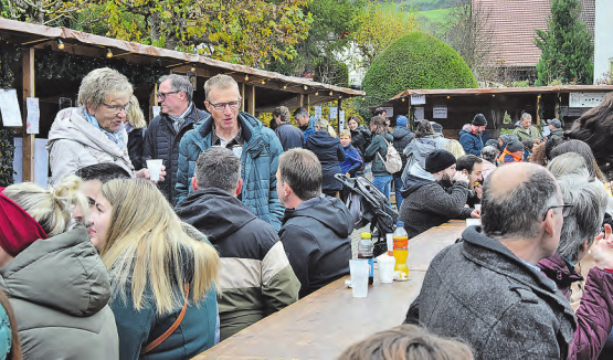 Das Wetter war ideal: Im Bereich des Pfarrhauses war einiges los. Die Festbänke luden zum Verweilen ein und es blieb Zeit, um mit Bekannten zu quatschen. (Bild: st.)