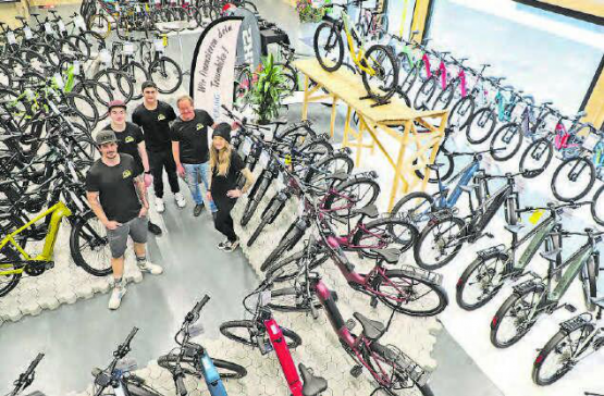 Die Firmeninhaber Jonny, Sandy und Rolf zusammen mit den beiden Lernenden Ivan und Oliver im neuen Bikeshop. (Bild: rc.)