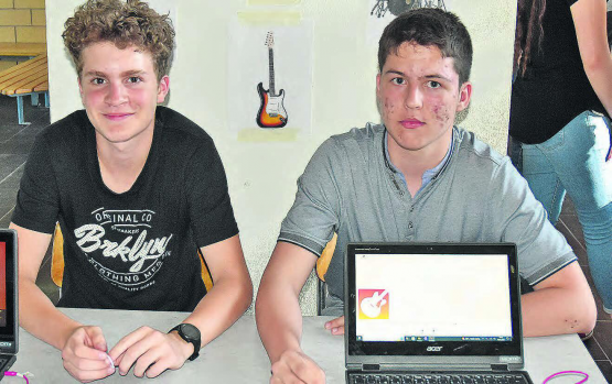 Spielten einen Musiktitel mit verschiedenen Instrumenten nach: David Hochuli und Robin Stauffer realisierten ein Musikprojekt. (Bilder: aw.)