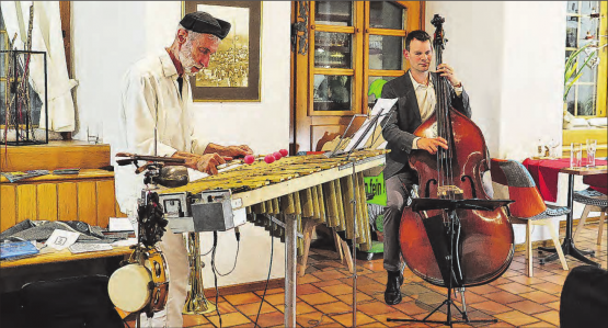 Duo Bassic Vibes steht für Jazz und mehr – Eigenkompositionen aus der Feder von Erich Fischer und Thomas Lähns, der Virtuose am Kontrabass. (Bild: dr.)