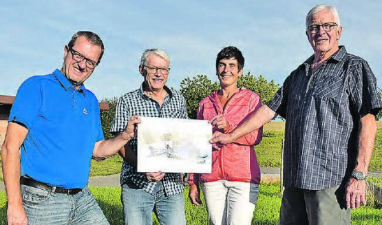 Der LLV-Vorstand präsentiert ein Bild des neuen Pistenfahrzeugs: Raphael Nadler, Präsident Beat Buchwalder, Susanne Aellig und Bernhard Aeschbach v. l. (Bild: aw.)