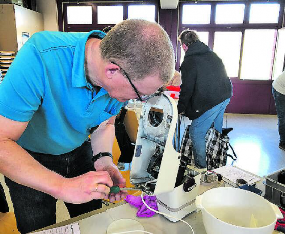 Im Repair Café werden diverse Produkte wieder auf Vordermann gebracht. (Bild: Jürg Hochuli)
