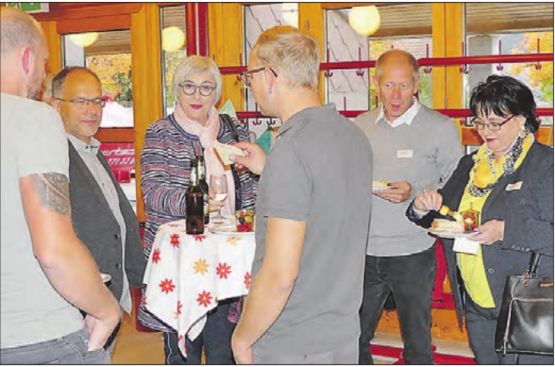 Unternehmerapéro: Ein Anlass für lockere Begegnungen mit den Behördenvertretern und Fachleuten. Gemeinderätin Denise Geiser (3. von li.) im Gespräch mit Eros Barp (2. von re.) und Gästen. (Bild: moha.)