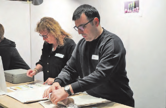 Gekonnte Griffe: Sorgfältig werden die gekauften Waren eingepackt. (Bilder: Melanie Köchli)