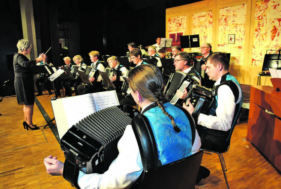 Der Handharmonika-Club in Aktion: Susanne Bucher hat das Ensemble schon nach einem knappen Jahr voll im Griff. (Bilder: st.)