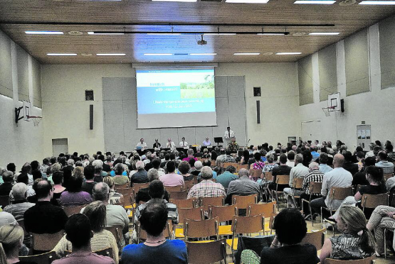 Grosses Interesse herrschte: 238 Gränicherinnen und Gränicher besuchten die Gemeindeversammlung. (Bild: mek)