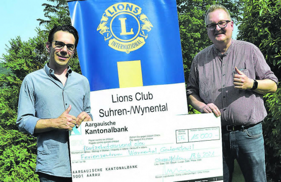 Die Krönung eines heissen Sommertages: Lions Club Suhren-/Wynental-Vizepräsident Oliver Vogel (l.) überreicht Ralf Eschweiler den Spendencheck über 15’000 Franken. (Bild: st.)