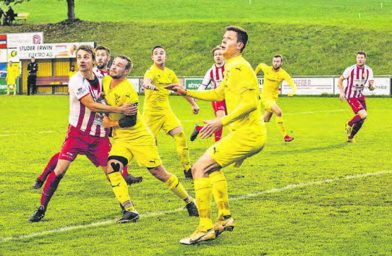 Gleich kommt der Ball: In den Strafräumen auf der Gunzwiler Linden herrschte gegen Hitzkirch hohe Aufmerksamkeit. (Bild: Roland Jaus)