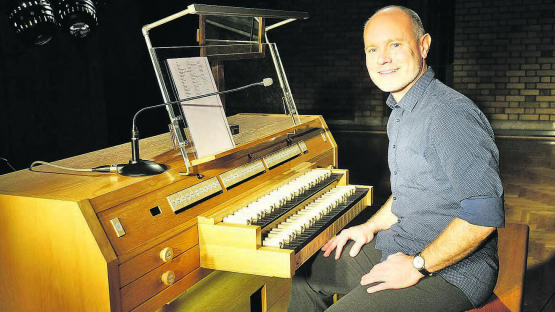 Patrick Gläser liess die Gontenschwiler Kirche mit seinem ergreifenden und mitreissenden Orgelspiel beben. (Bild: zVg.)