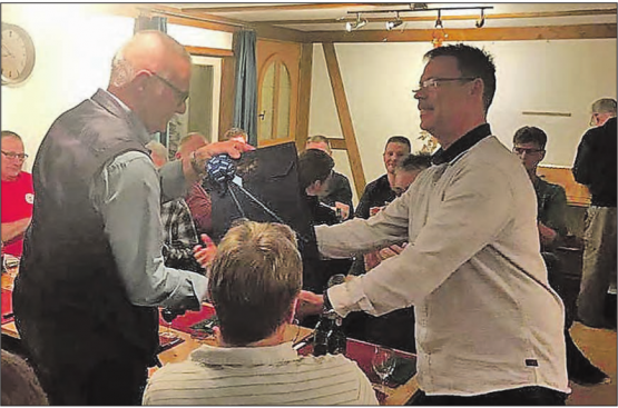 Roman Huber, der neue Präsident des Feuerwehrvereins Egliswil, verabschiedete Alt-Präsident und Gründungsmitglied Markus Denk. (Bild: zVg.)