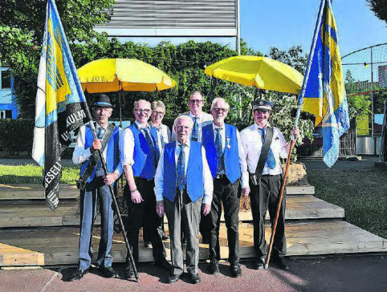 Gruppenbild mit den Veteranen: v.l.: Fähnrich Werner Ledermann, Thomas Kaspar, Beatrice Hofmann, der geehrte Walter Maurer, Markus Sennrich, Herbert Gloor, Fähnrich-Stellvertreter Thomas Lüscher.