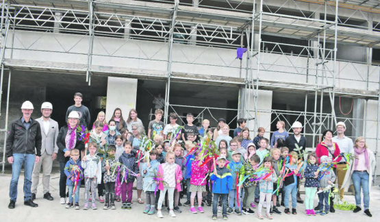 Ein weiterer Meilenstein: Auf der Birrwiler Schulhausbaustelle konnte das Aufrichtefest gefeiert werden, im Frühling soll das neue Schulhaus bezugsbereit sein. (Bilder: hg.)