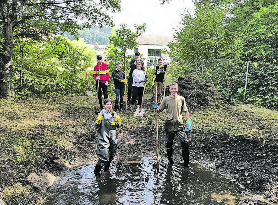 Pflanzen im und um den Weiher entziehen diesem Wasser und trocknen ihn aus. Mit ihrem Einsatz für die Natur haben die Schüler das Gleichgewicht wieder hergestellt. (Bilder: zVg.)