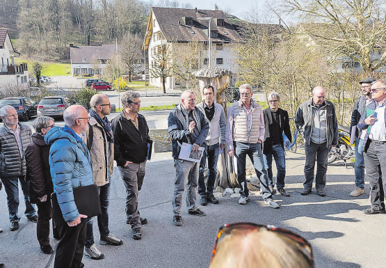 Besammlung zum Dorfrundgang: Gemeinderat Niklaus Boss begrüsst die Teilnehmenden auf dem Schulhausplatz. (Bilder: zVg.)