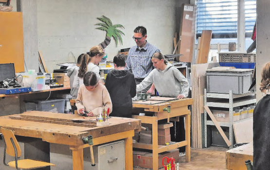 Werkunterricht mit den Primarschulkindern. (Bilder: zVg.)