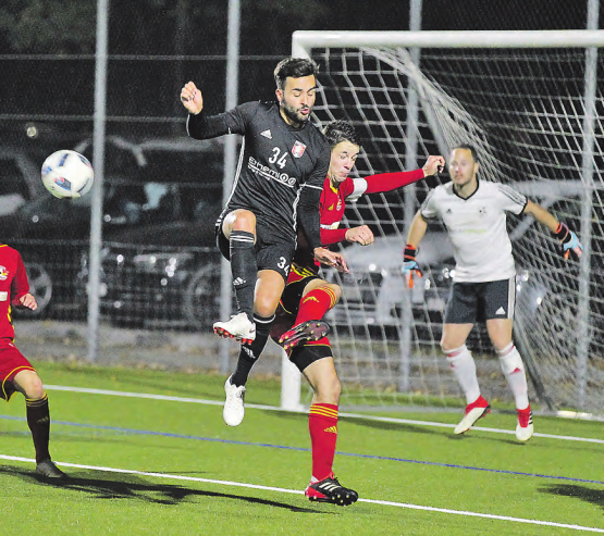 Eagles-Spieler Kadrijaj (vorne) kommt nicht an Otto vorbei. Beobachtet wird die Szene von SCS-Goalie Buchser. (Bild: Otto Lüscher)