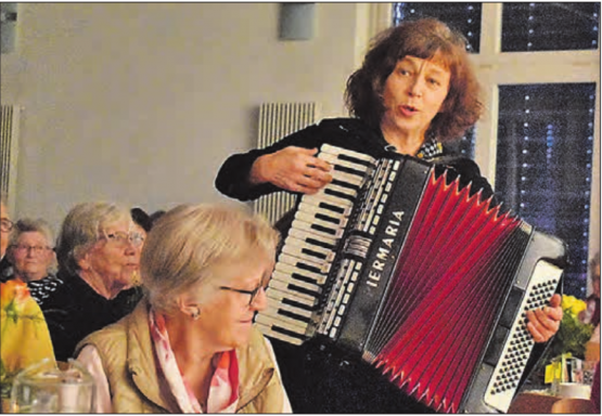 Ein schaurig-schöner Nachmittag im Schöftler Kirchgemeindehaus: Charlotte Wittmer tauchte mit ihrem Publikum ein in die faszinierende Welt der Sagen. (Bilder: hg.)