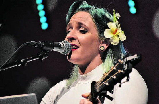 Gemeinsam mit Rockabella Mary Vogel aus Dürrenäsch gelang der Musikgesellschaft Teufenthal-Unterkulm ein überaus gelungener Konzertabend. (Bilder: hg.)