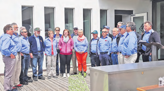 Ein Ständchen in Ehren kann niemand verwehren: Die Jodler aus dem Wynental trugen auf der Reise hier und da ihre Lieder vor. (Bild: zVg.)