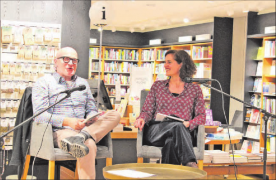 Vielgestaltig: Christine Lötscher im Gespräch mit Markus Kirchhofer über dessen ersten Roman «Das Planetenrührwerk». (Bilder: grh)