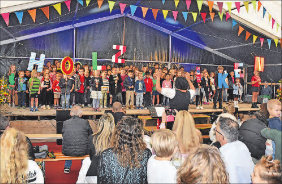 Die Showstars auf der Bühne: Schulkinder formen den Schriftzug «HOLZIKEN» und singen in Mundart zu «Blowing In The Wind». (Bilder: aw.)