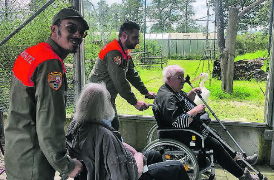Betreuer der ZSO aargauSüd begleiteten die Bewohner der Langzeitpflege am Asana Spital auf ihren Ausflug in den Zoo. (Bild: zVg.)