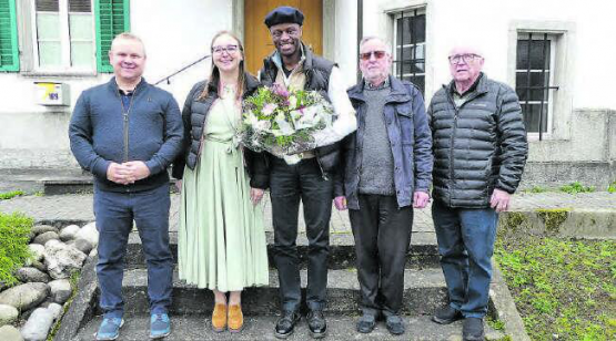 Glückliche neue Besitzer des Gontenschwiler Pfarrhauses: Anna und Lorenz Popoola (in der Mitte) mit Kirchenpflegern der reformierten Kirchgemeinde Gontenschwil-Zetzwil. (Bild: eh.)