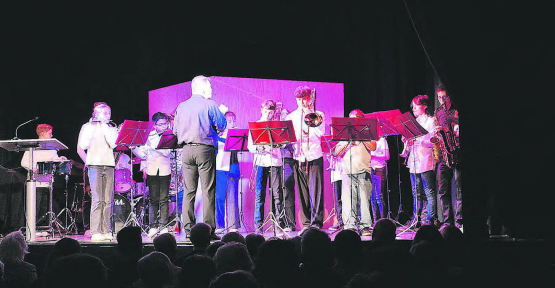 An die 18 Kinder und Jugendliche des Jugendblasorchesters aargauSüd erfreuten das Publikum mit bekannten Songs vergangener Zeit.