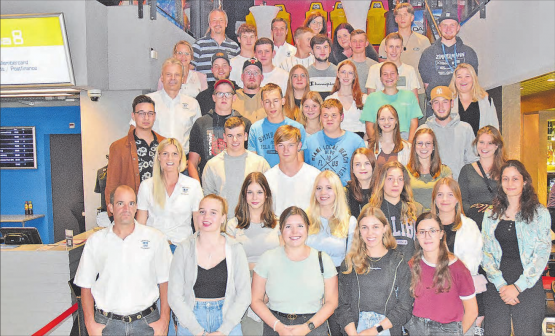 Alle Teilnehmenden der Jungbürgerfeier der Gemeinden Reitnau, Staffelbach und Wiliberg positionierten sich auf der Treppe im Cinema 8. (Bild: aw.)