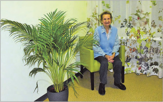 Frühlingsgrün in den langen Gängen: Margrit Maurer geniesst eine stille Zeit vor dem Schlafengehen. Sie fühlt sich sichtlich wohl dabei. (Bilder: st.)
