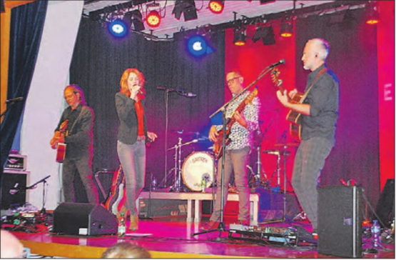 Sina mit Band auf der Bühne: Auch nach 25 Jahren singt sie voller Energie zur Freude des grossen Publikums. (Bild: Heidi Härri)