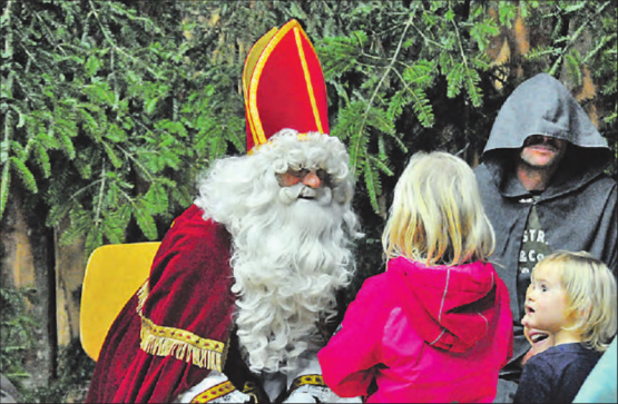 «Samichlaus du liebe Maa:» Die obligaten «Sprüchli» wurden mit einem Chlaussäckli belohnt. (Bilder: ml.)