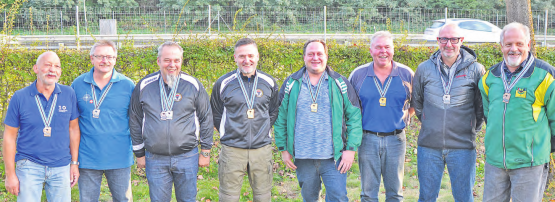 Die acht Medaillengewinner der Aargauer Liegendmeisterschaften 300 m in Buchs: (v.l.) Dieter Müller, Willy Linder, Ruedi von Arx, Jörg Fankhauser, Hans Schumacher, Peter Haltiner, Rolf Denzler und Karl Schmid. (Bild: msch)