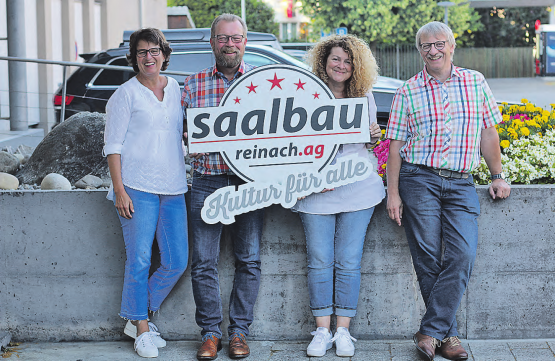 Der dynamische Schriftzug wird um das ganze Haus sichtbar sein. Die Kommissionsmitglieder Silvia Reidy, Markus Peter, Daniela Marzohl und Ruedi Hug sorgen derweil dafür, dass das Publikum auch im Inneren etwas Schönes zu sehen bekommt. (Bild: Remo Conoci)