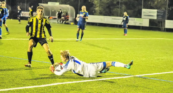 Und wieder steht ein Küttiger vor dem Kasten: Jan Maurer im Gränicher Tor war an diesem Abend viel beschäftigt. Zuletzt musste er viermal hinter sich greifen. (Bild: Roland Jaus)