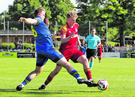 Für den FC Gränichen (hier mit Matej Feher, links, gegen den Schöftler Ben Jäggi) ist der eine Punkt zu wenig. (Bild: Otto Lüscher)