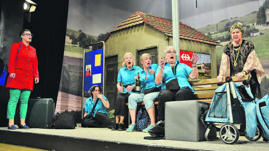 Ums Himmels Willen! Ein Monster soll gesichtet worden sein. Diese Kunde wurde mit Schrecken aufgenommen. (Bilder: st.)