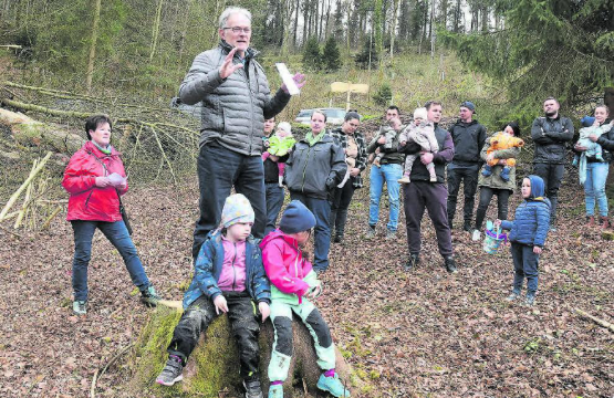Orientiert über den Forstbetrieb Suhrental-Ruedertal und über Sinn und Zweck der Aufforstung: Dieter Fierz, Präsident der Ortsbürgergemeinde, links im Hintergrund Trudy Müller. (Bilder: aw.)